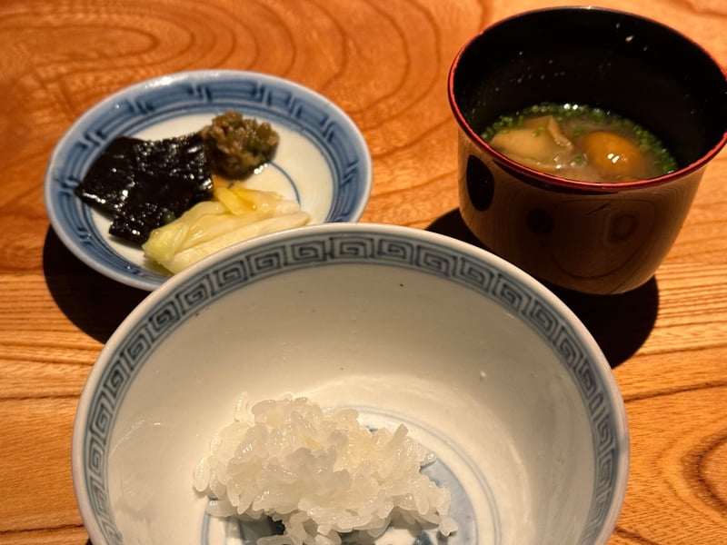 染付の飯碗によそった白飯、海苔と漬物の小皿、椀物の汁