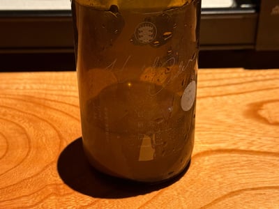 信州発酵研究所のハードサイダーの瓶。ふじのシールが貼ってある
