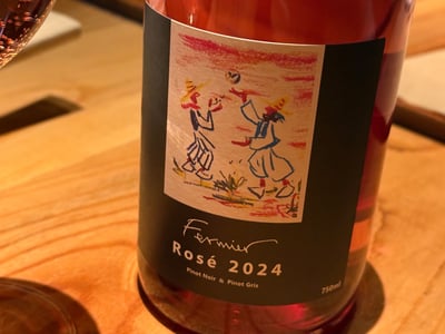 Fermier Rosé 2024 の瓶。踊る人が描かれたラベル