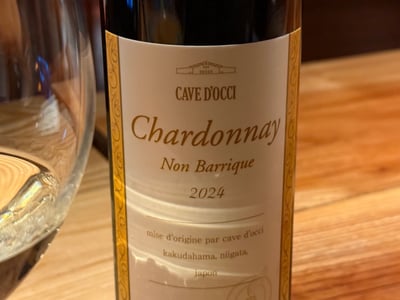 CAVE D'OCCI Chardonnay Non Barrique 2024 の瓶とグラス