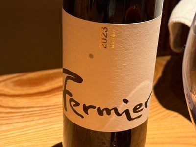 Fermier 2023 Merlot の瓶とグラス