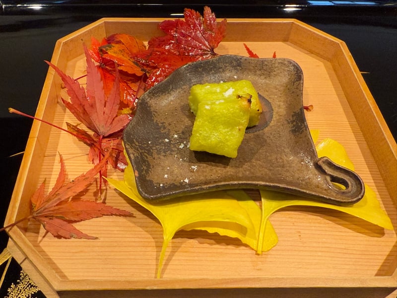 木の盆に紅葉と銀杏の葉を敷いて、黒い小皿に塩をふった銀杏の餅