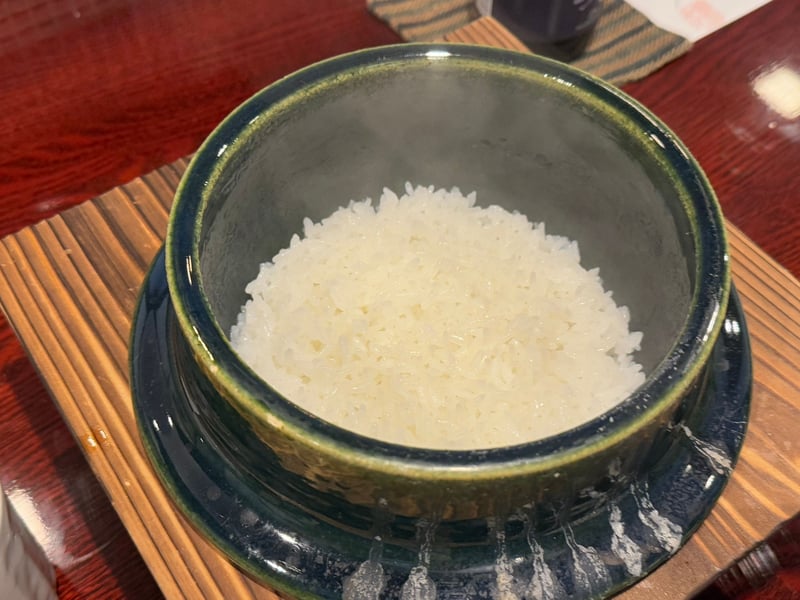 織部のおひつに、炊きあがった白飯