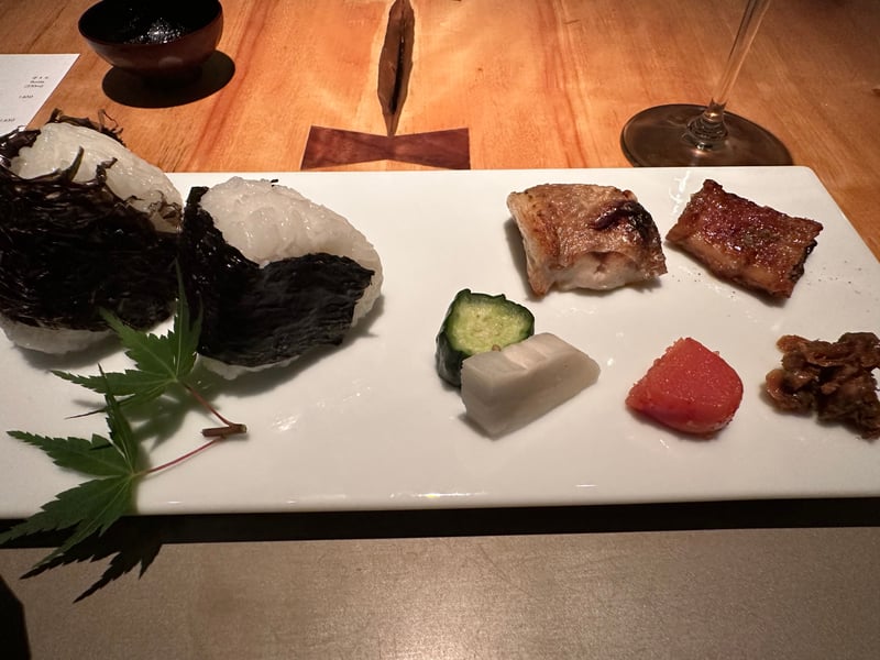 海苔を巻いたお結びとのどぐろ塩焼き、鰻かば焼き、香の物