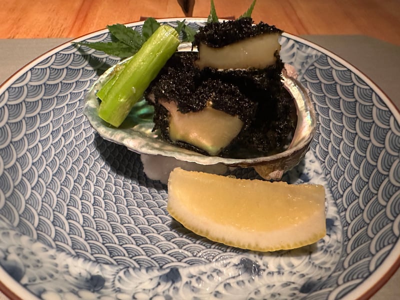 鮑の殻に盛った鮑の磯部揚げとアスパラ、レモン