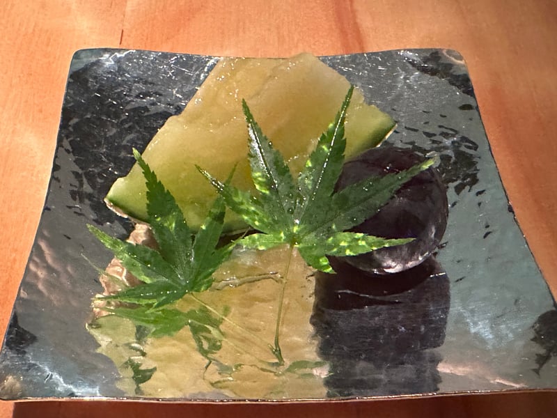 水菓子。マスクメロンと黒い葡萄、楓の葉