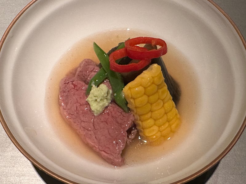 近江牛の吉野煮。薄切りの牛にわさび、とうもろこし、京茄子、いんげん、赤唐辛子