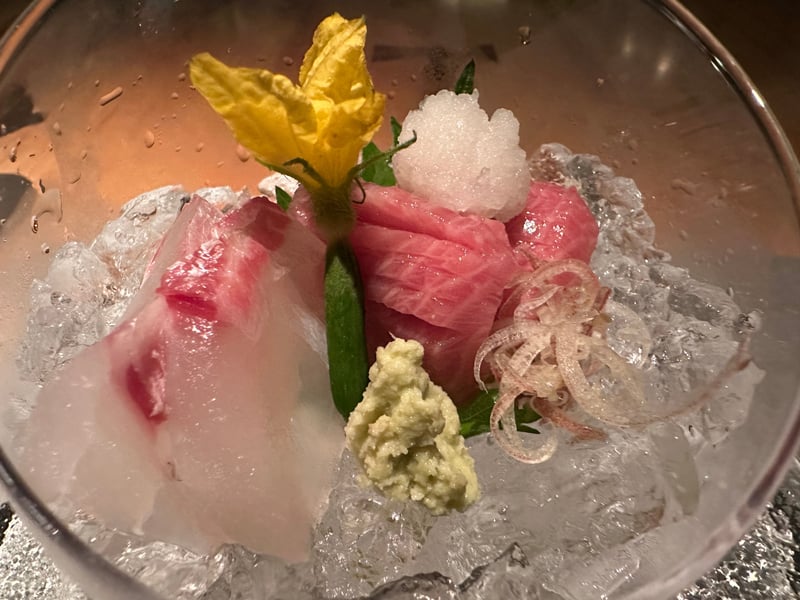 氷の上の御造里。鯛と鮪のとろ、花穂、茗荷、わさび、大根おろし