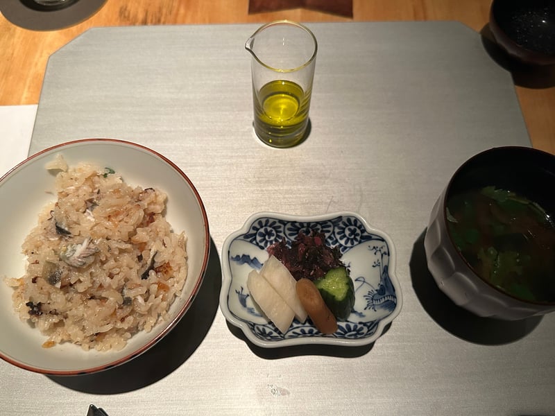 取り分けた鮎の釜炊き御飯、オリーブオイルの小瓶、香の物、赤出汁