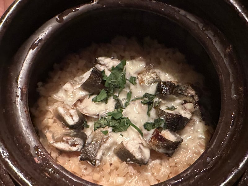 釜の中の鮎の釜炊き御飯。焼いた鮎と溶けたモッツァレラ
