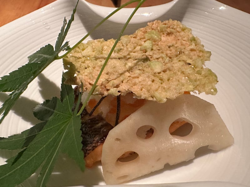 琵琶鱒の酒焼き。上にいくらと大根おろし、枝豆せんべい、横に酢蓮根