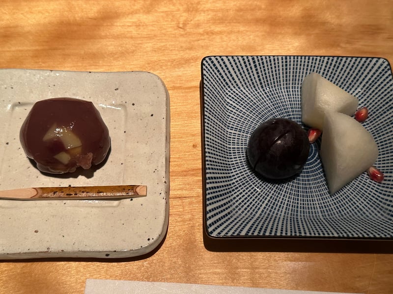 和菓子は栗の入った餡の菓子。水菓子は巨峰、梨、ザクロ