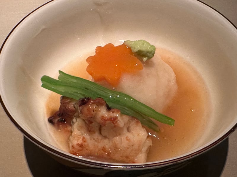 蓮根の葛まんじゅうと黄金穴子の旨煮。紅葉人参、モロッコいんげん、葛あん、山葵