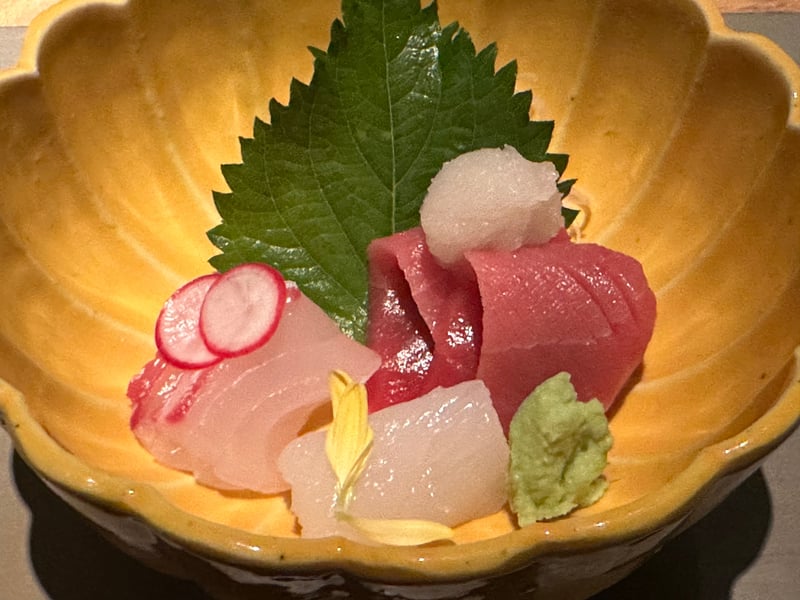 菊形の鉢に御造里。鯛、アオリイカ、鮪、大葉、わさび