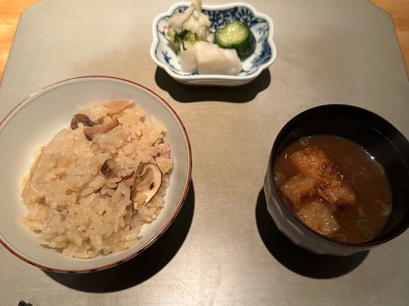 取り分けた釜炊き御飯、香の物、赤出汁