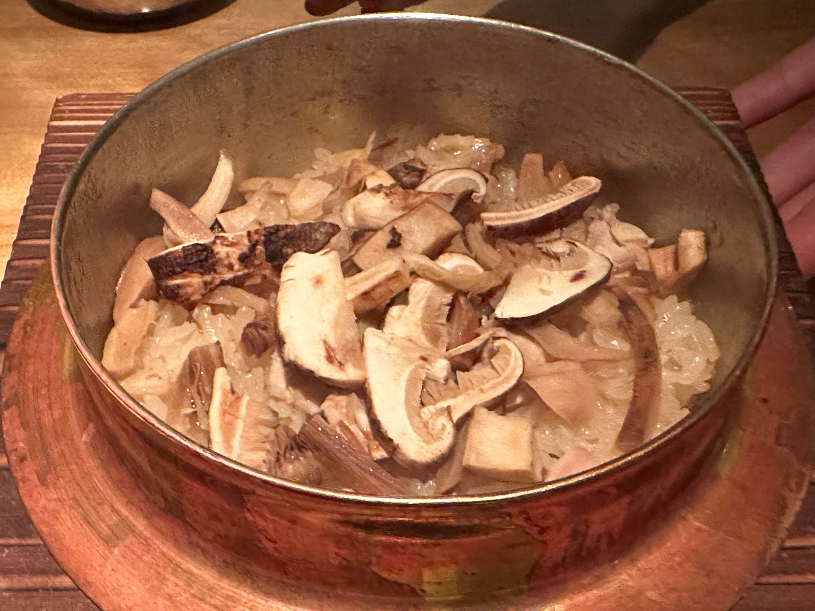 銅の釜の中の、松茸と京赤地どりの釜炊き御飯