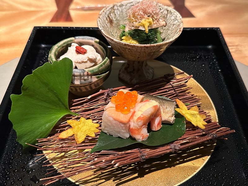 前菜の盛り合わせ。松茸と菊菜の菊花浸し、常節の白和え、琵琶鱒の押し寿司といくら、才巻海老、琵琶鮎、紅葉形のスイートポテト