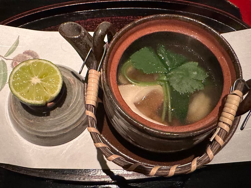 松茸の土瓶蒸し。三ツ葉と松茸、猪口に酢橘