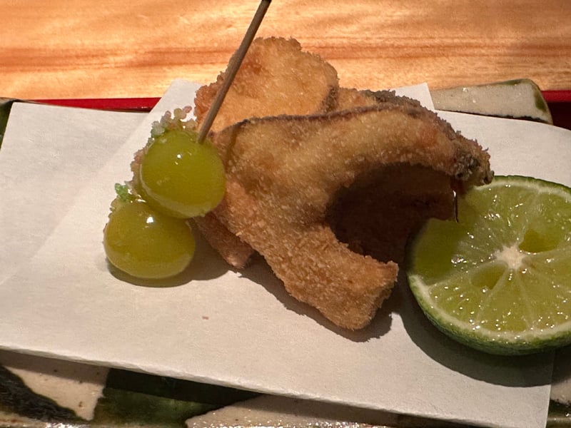 松茸のフライと串に刺した銀杏、酢橘