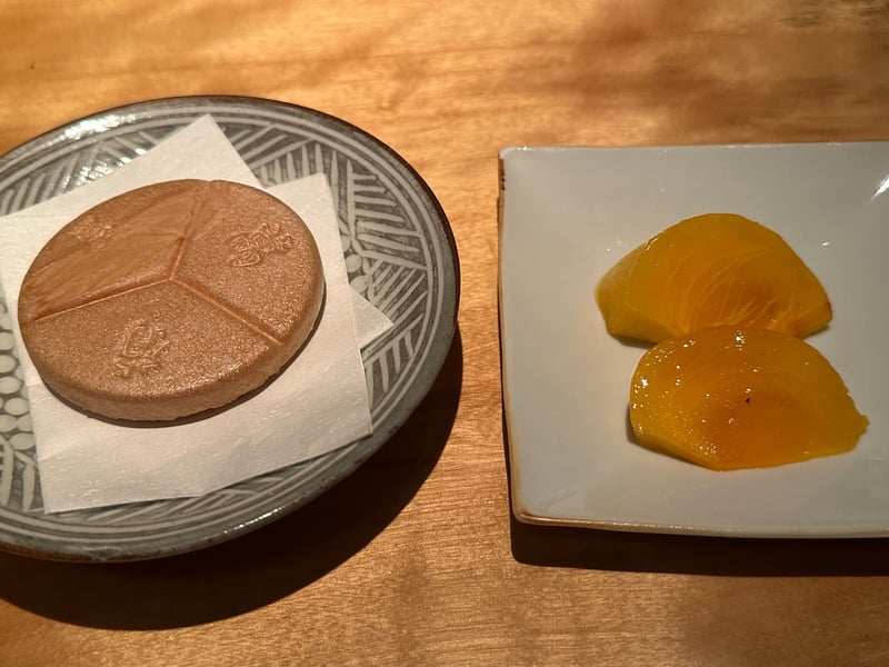 柿が二切れと、旬房の刻印の煎餅