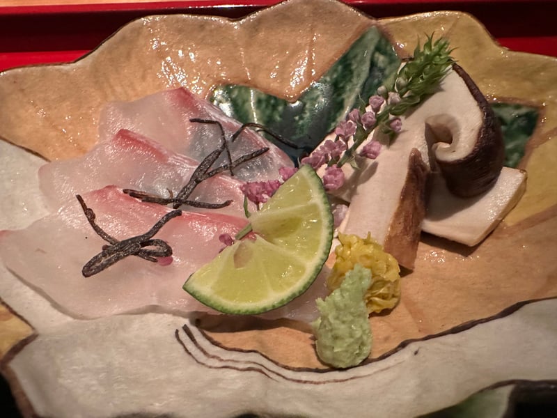 紅葉鯛の薄造りと松茸の刺身、塩昆布、菊花、酢橘