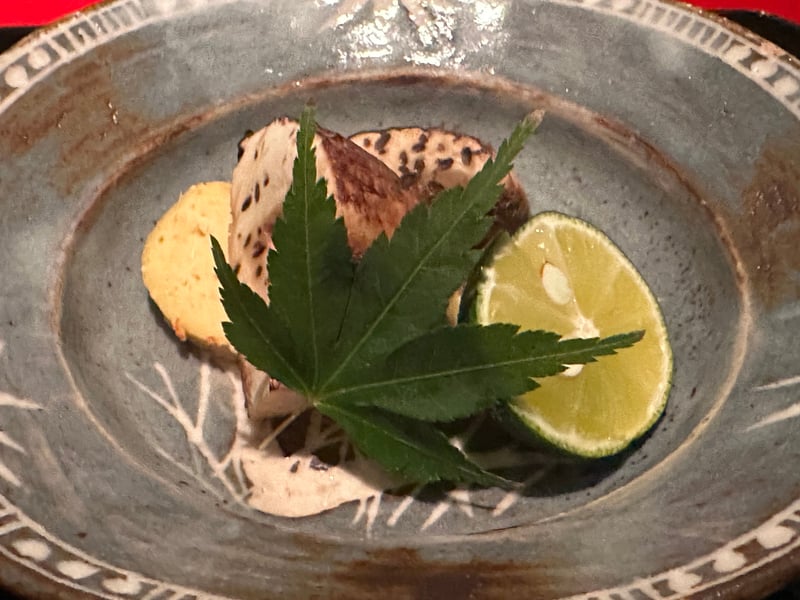 網焼きの松茸と鱧の唐寿美、酢橘、紅葉の葉