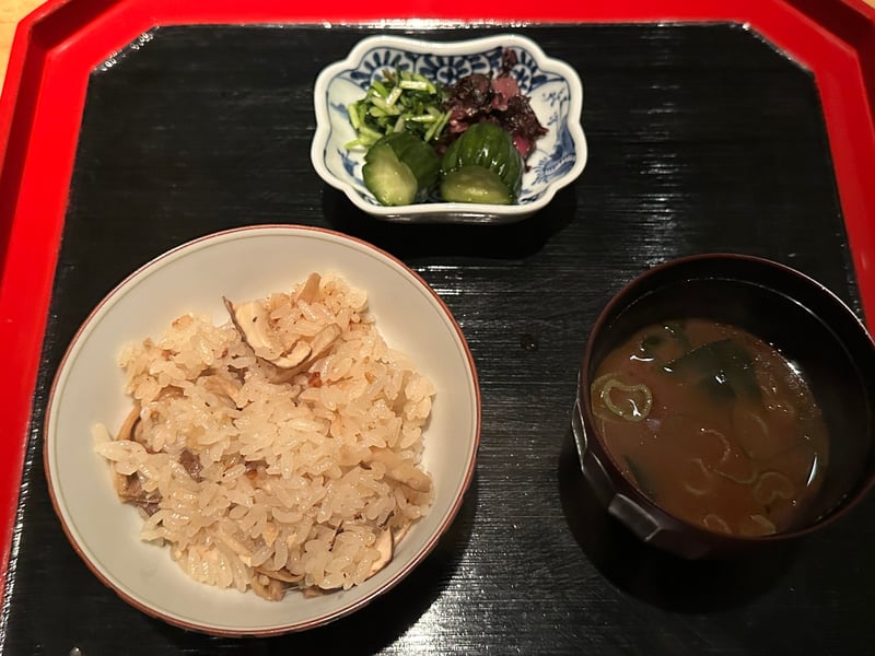 取り分けた松茸御飯、赤出汁、香の物