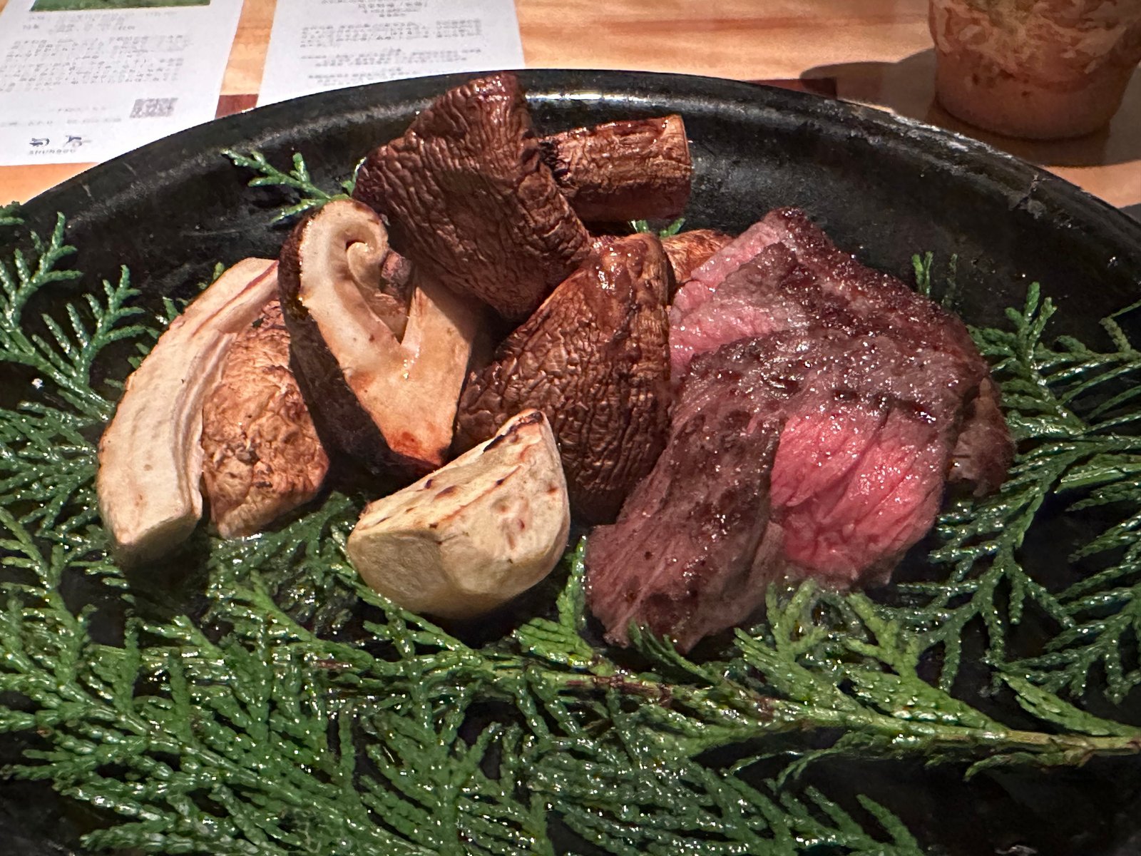 杉の葉の上に焼き松茸、近江牛の炭火焼き、栗