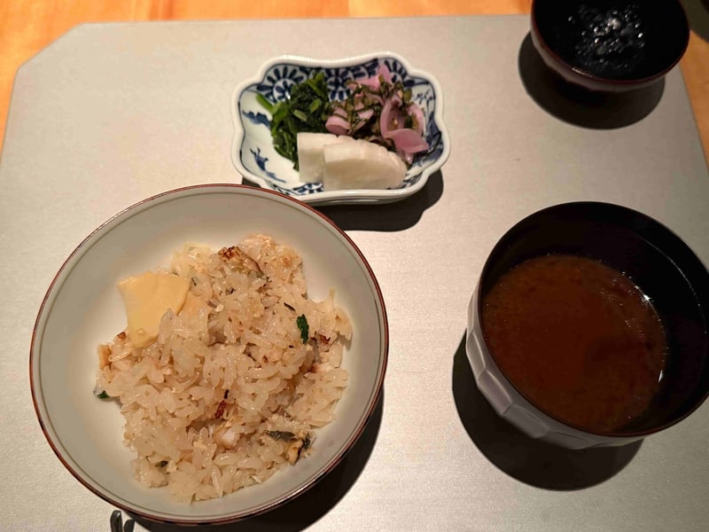 御食事の膳。筍と穴子の炊き込みご飯、香の物、赤出汁が並ぶ