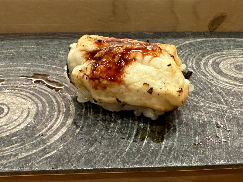 焼き目をつけてタレを塗った穴子の握り