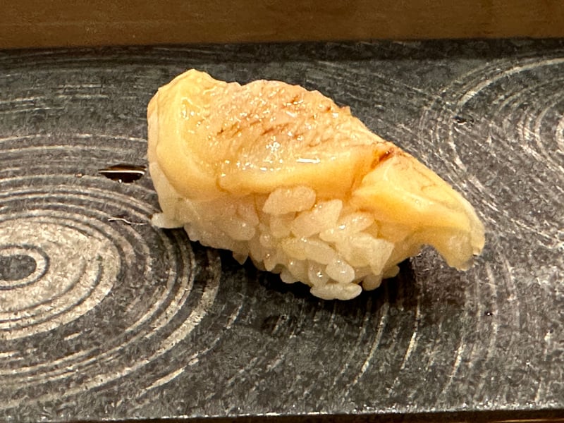 包丁を入れたバイ貝の握り
