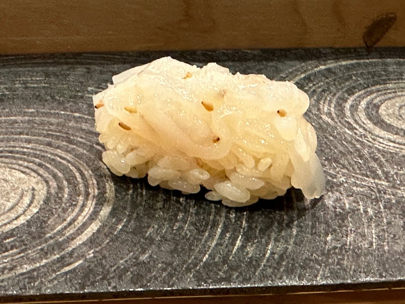 ライムと胡麻を添えたケンサキイカの握り