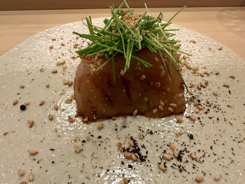 胡麻と針葱をのせたきんきの漬け炙り