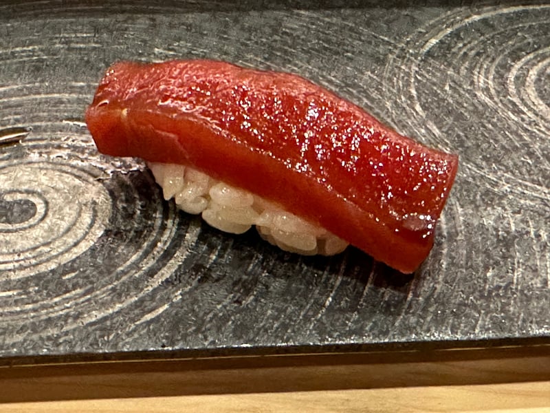 削った薬味をのせた日高のマグロの漬け