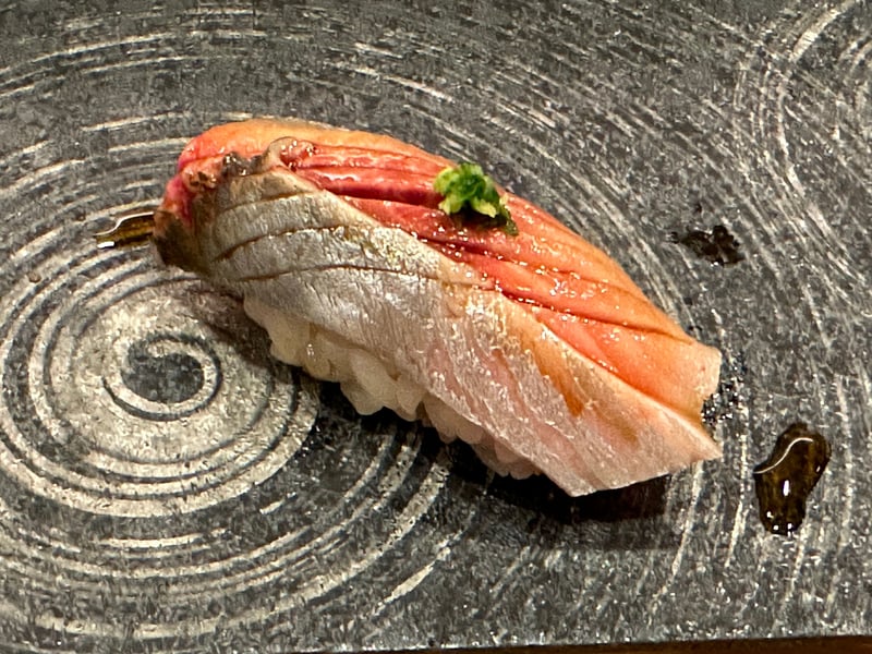 薬味をのせた北海道のニシンの握り