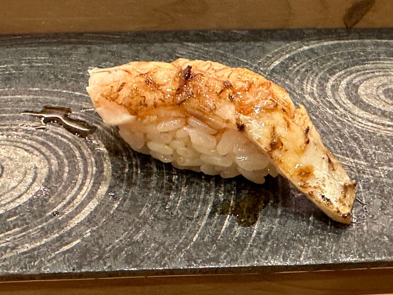 皮を炙ったノドグロの握り