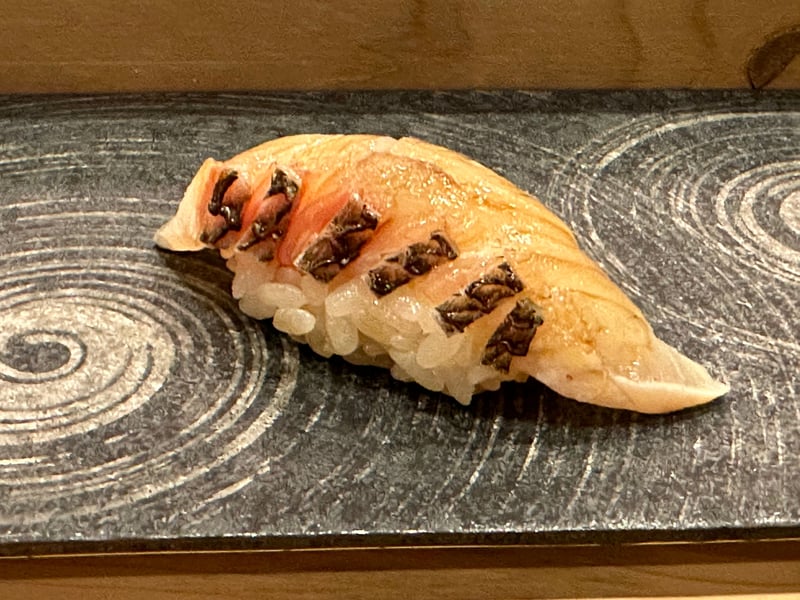 刻んだ薬味を挟んだ真鯛の握り