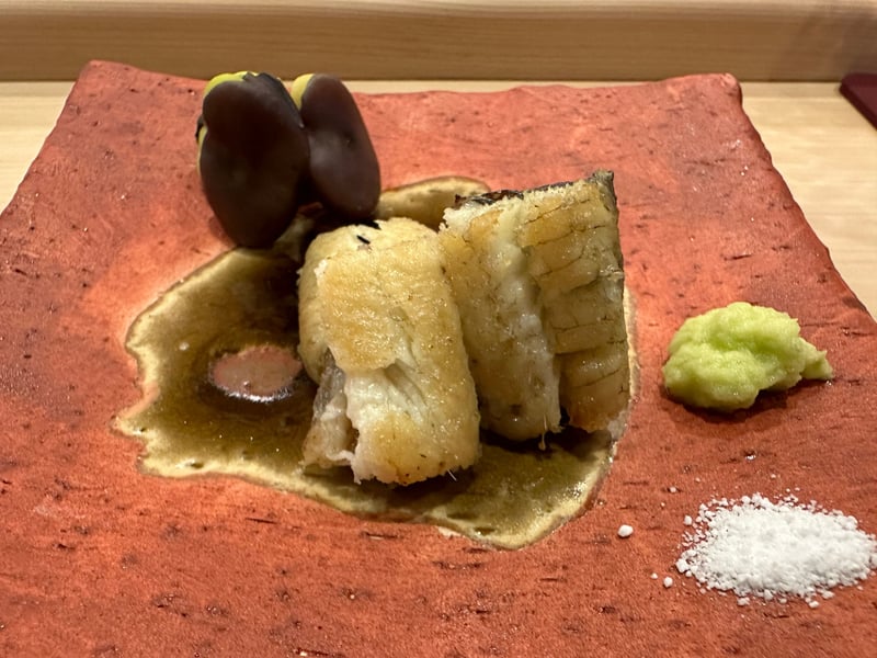 地元の天然鰻とそら豆、塩とわさび