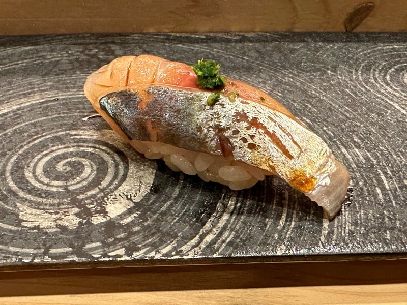 アジの握り。銀色の皮が見えている