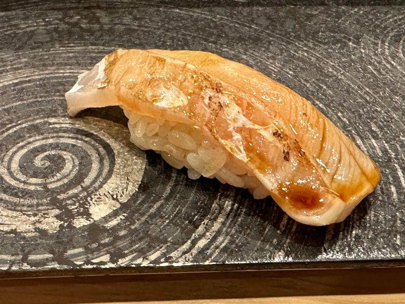 アラの握り。白い身に照りが出ている