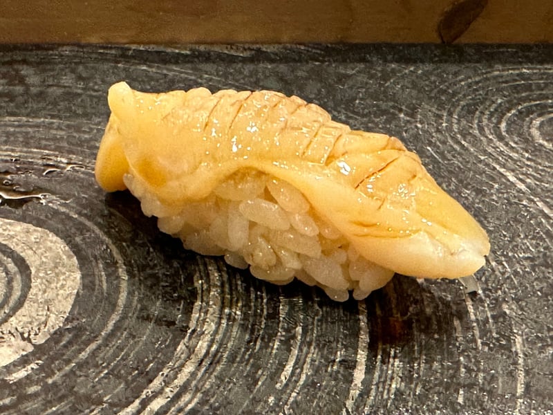 バイ貝の握り。切り身が厚く重ねてある