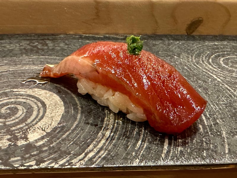 カツオの握り。赤い身の上に緑の薬味がのっている