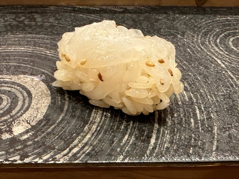 剣先イカの握り。白い身に胡麻が散らしてある