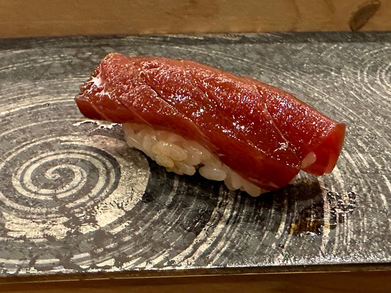 函館産マグロの握り。赤身の下に紫蘇が敷いてある