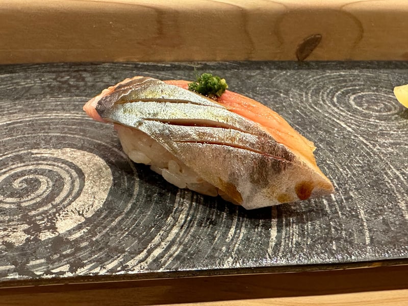 北海道産ニシンの握り。青い皮が光っている