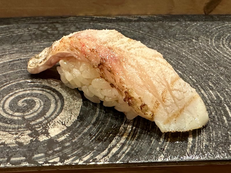 炙ったノドグロの握り。皮目に焼き色がついている