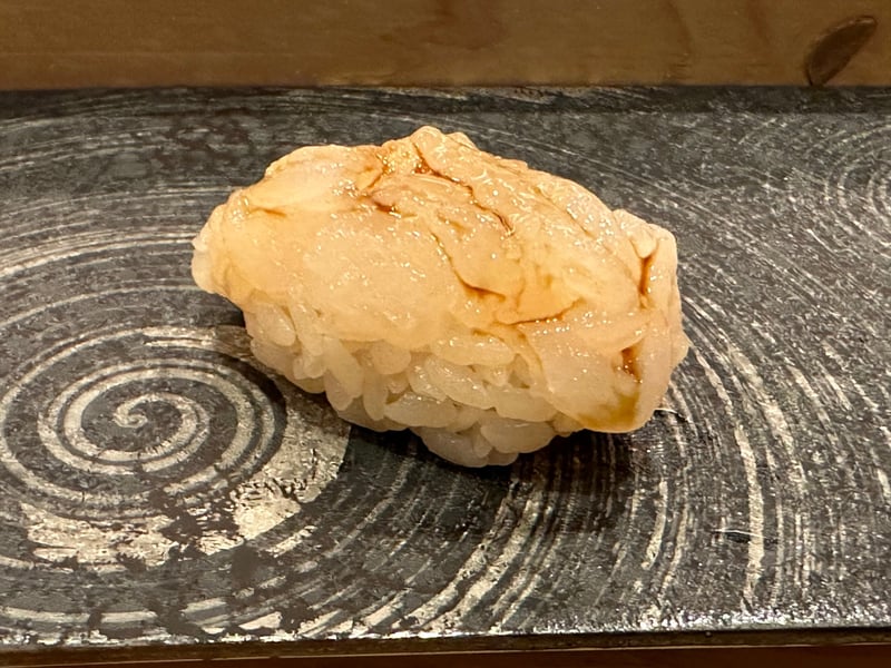 白海老の握り。小さな身を山のように積み上げてある