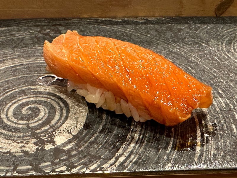 漬けにしたトキシラズの握り。橙色の身に照りがある