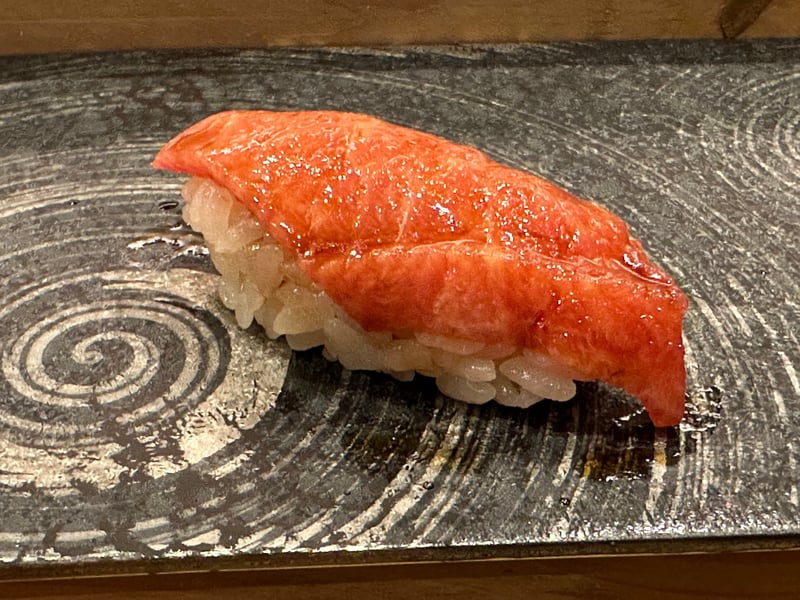 トロの握り。霜降りの入った身が輝いている