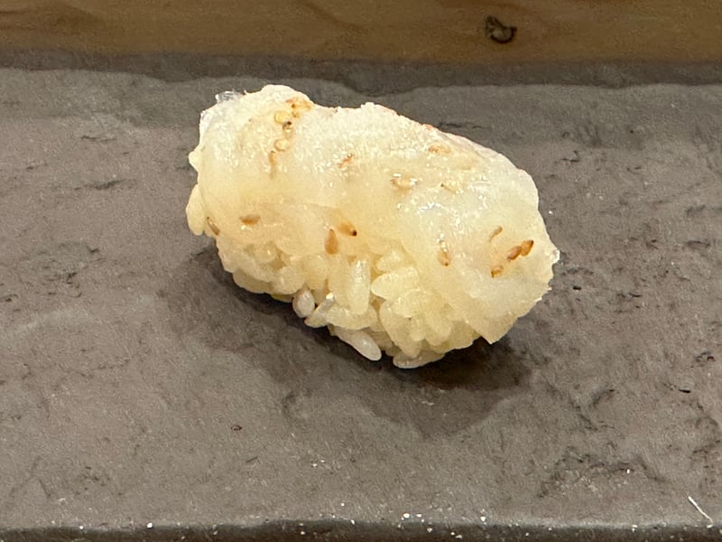 アオリイカの握り、煎り胡麻